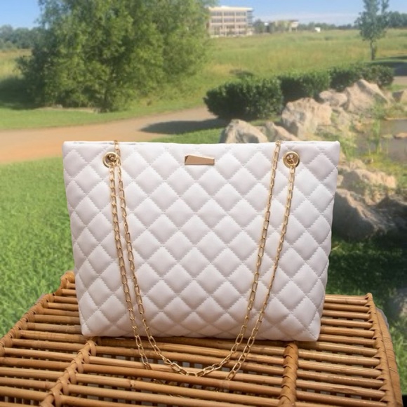 Handbags - NWT White Quilted Tote Gold Chain 😍⭐️